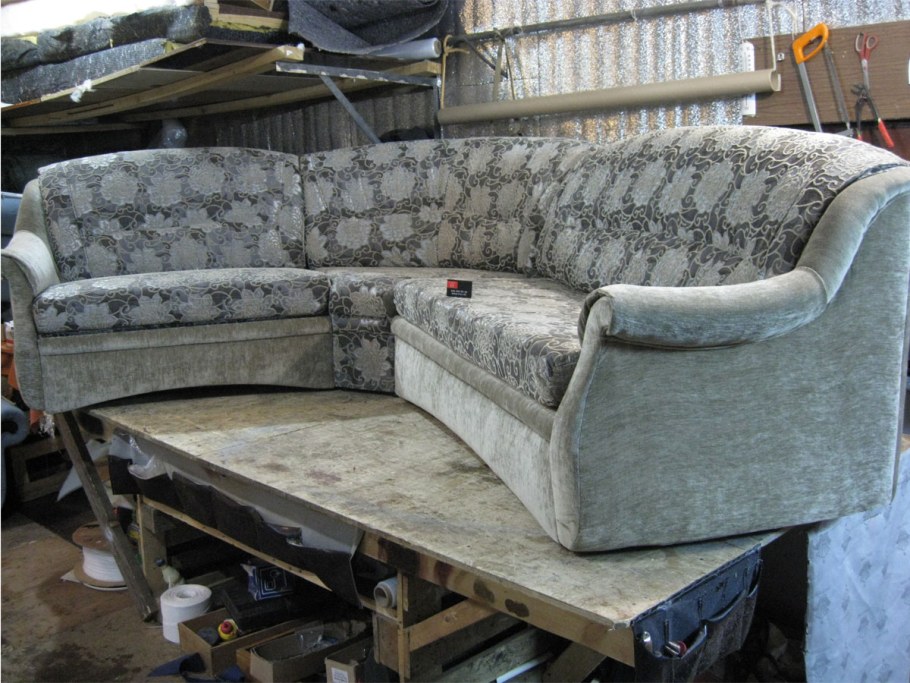 Обшитые угловые диваны