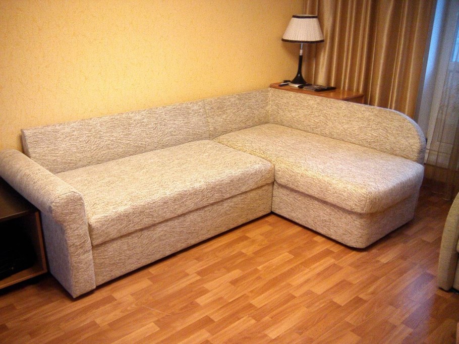Угловой диван старый