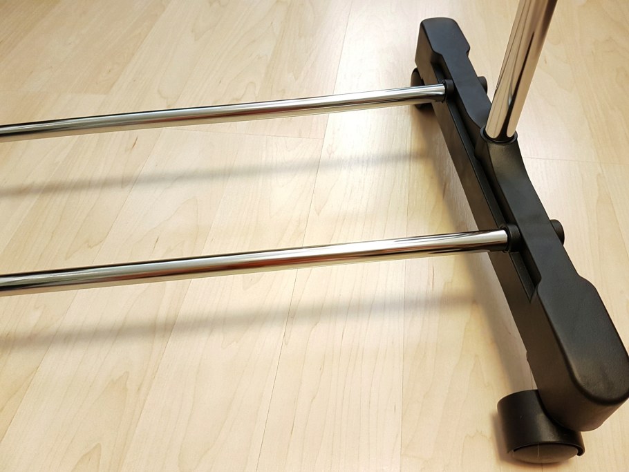 Напольная вешалка для одежды с полочкой