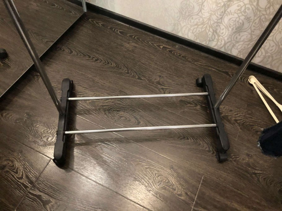 Женская одежда на вешалке