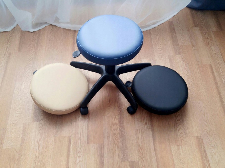 Широкое мягкое кресло