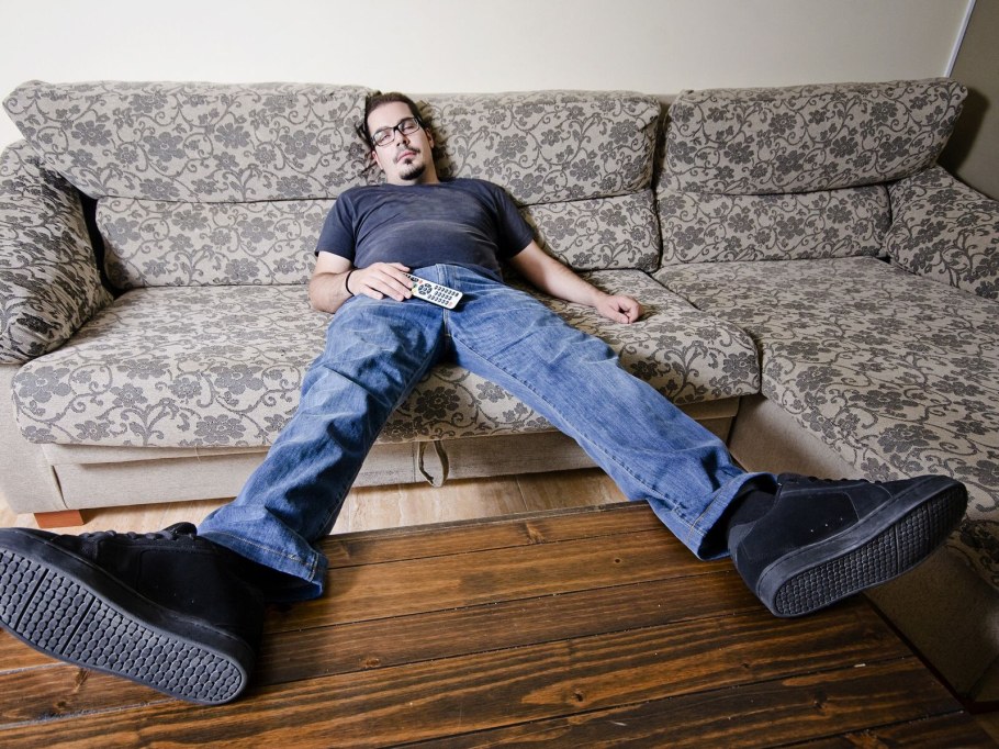 Отдыхает на диване