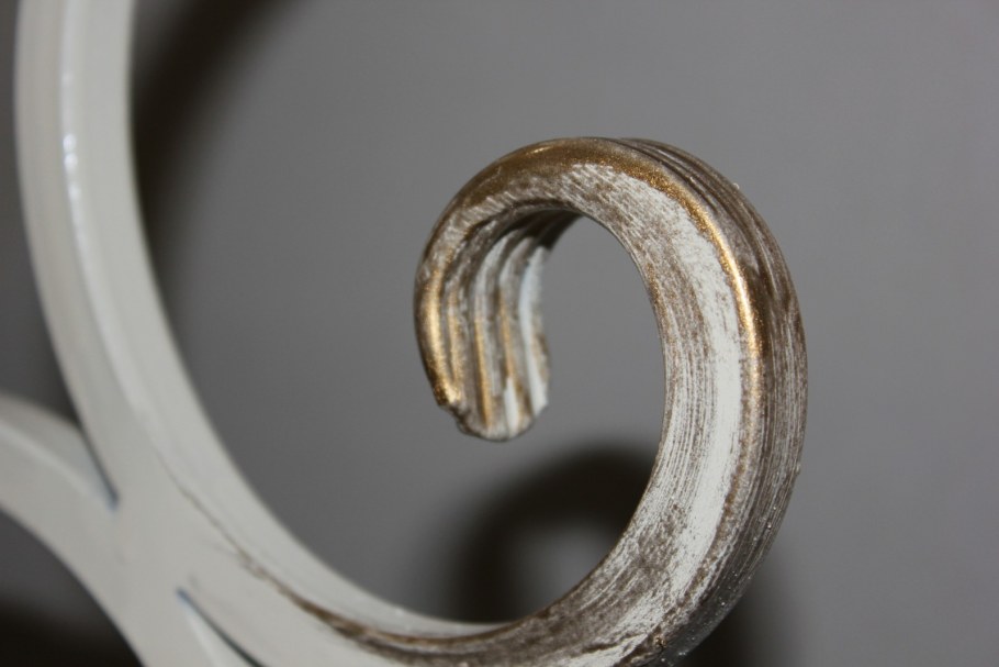 Патина на белом металле