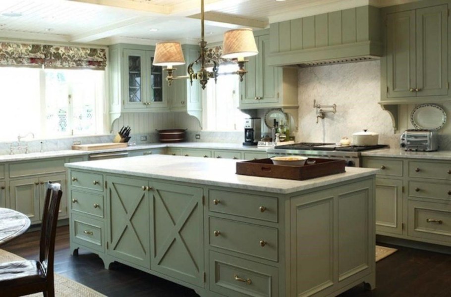 Кухня с островом оливкового цвета