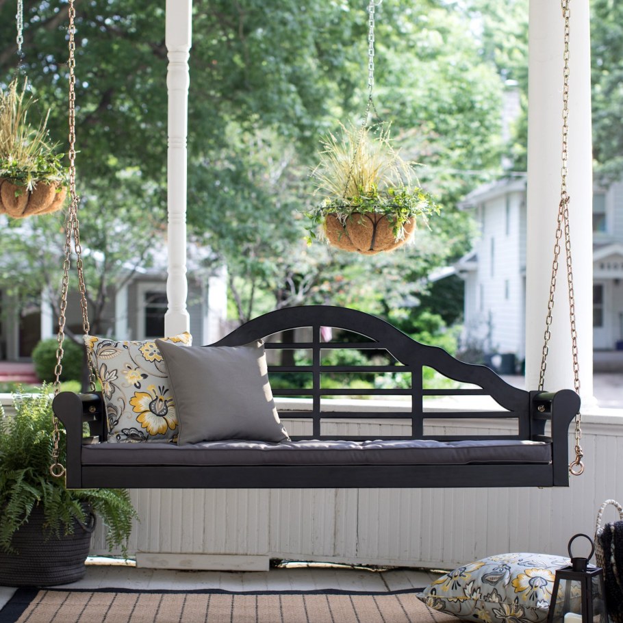 Подвесной диван на террасе