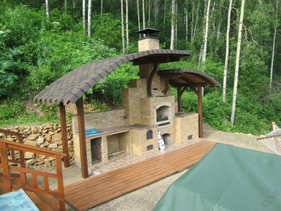 Печь барбекю под навесом