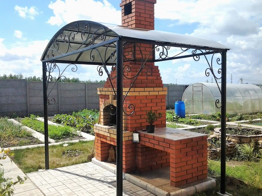 Барбекю из кирпича с навесом