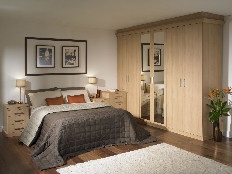 Разная мебель в спальне