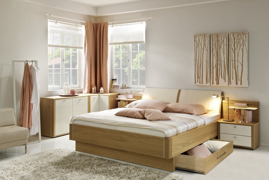 Интерьер спальни со светлой мебелью