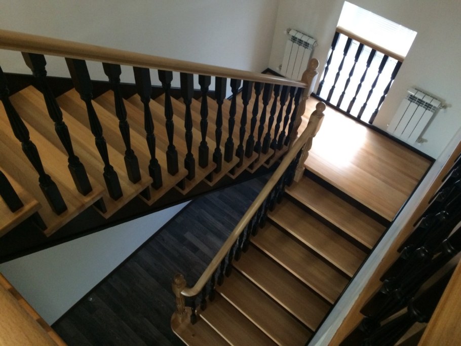 Промежуточная площадка деревянной лестницы