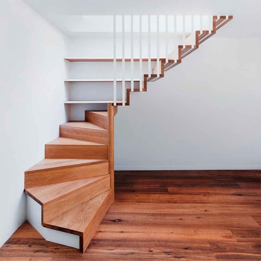 Лестница на 2 этаж с забежными ступенями