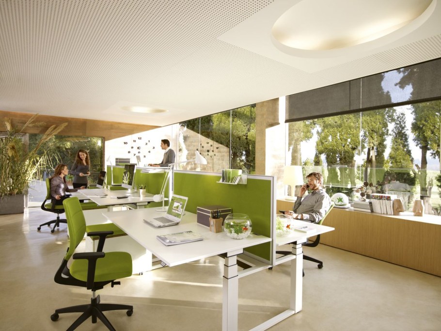 Рабочее пространство в офисе