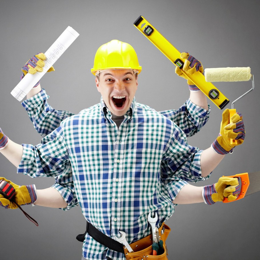 Строитель с инструментами в руках