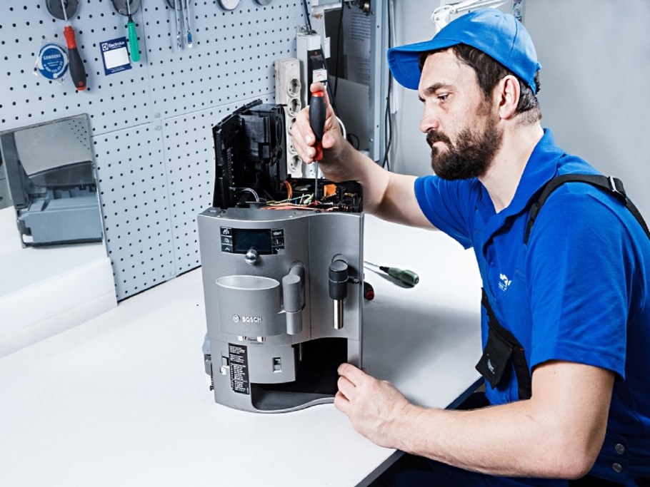 Строитель с инструментами в руках