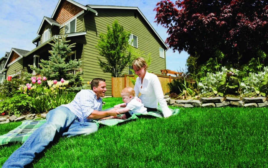 Семья на даче