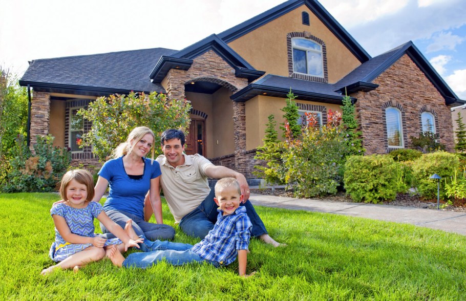 Семья в загородном доме