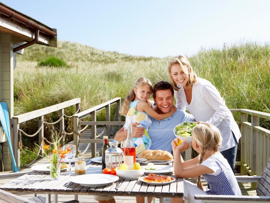 Семья на даче