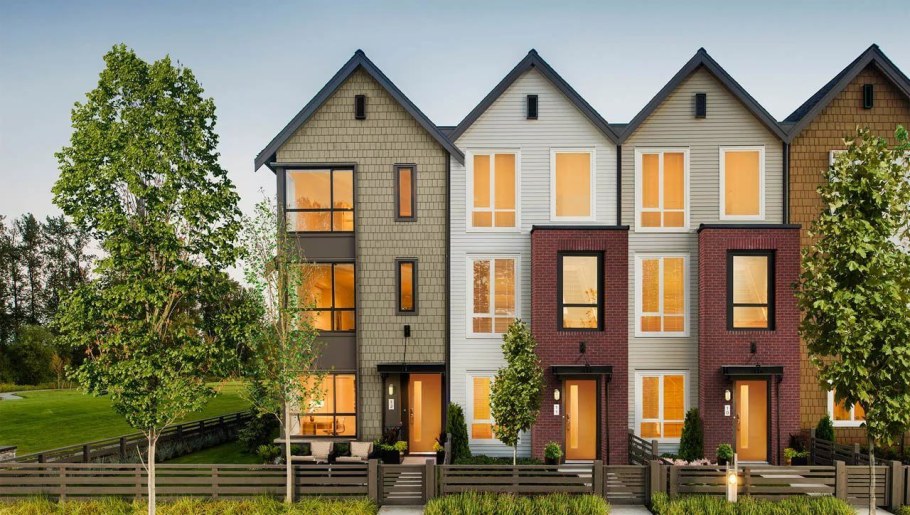 Трехэтажный кирпичный дом