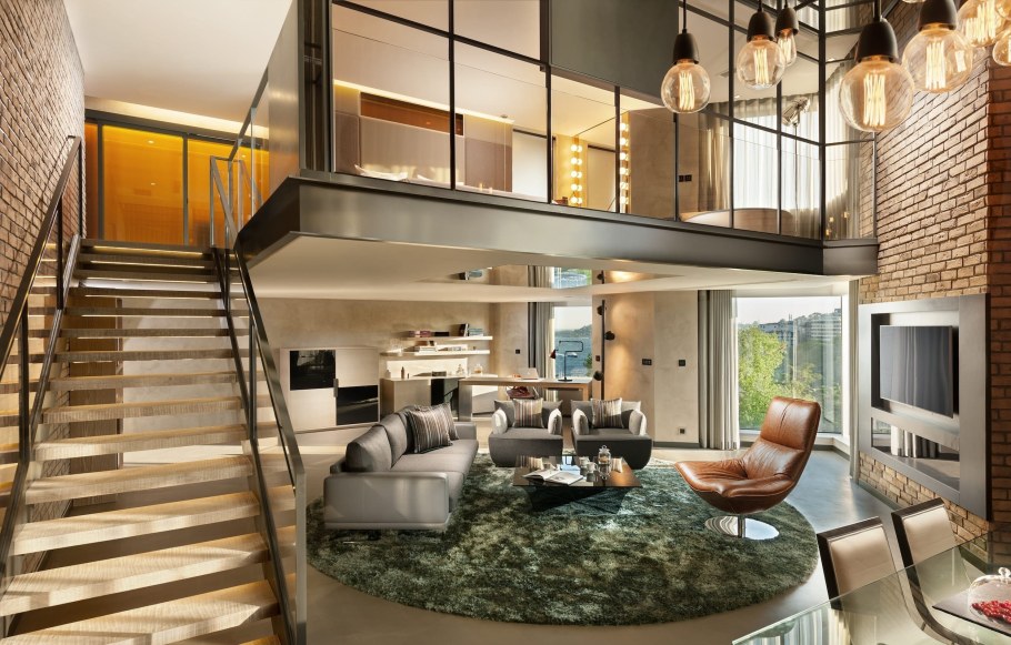 Кухня гостиная с лестницей на второй этаж