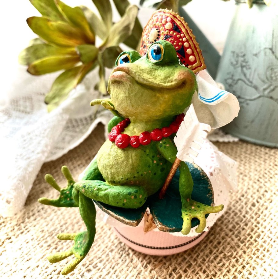 Сшитые игрушки лягушки с сердечками