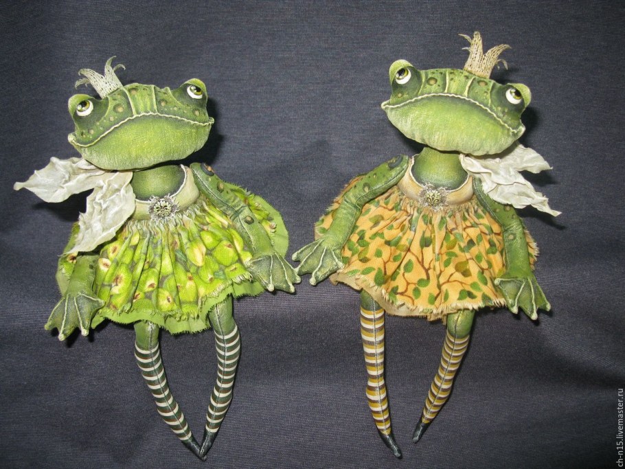 Игрушка подушка лягушка