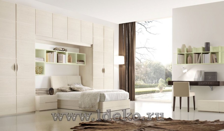 Навесные шкафы над кроватью