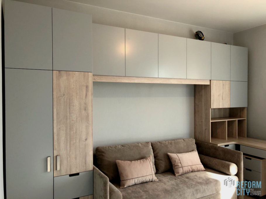 Навесной шкаф над диваном