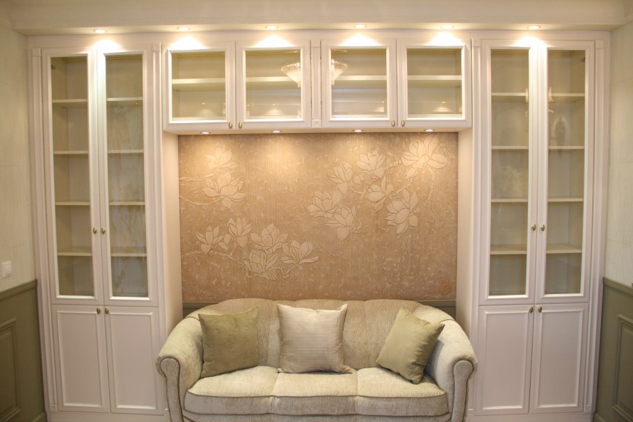 Шкаф над диваном