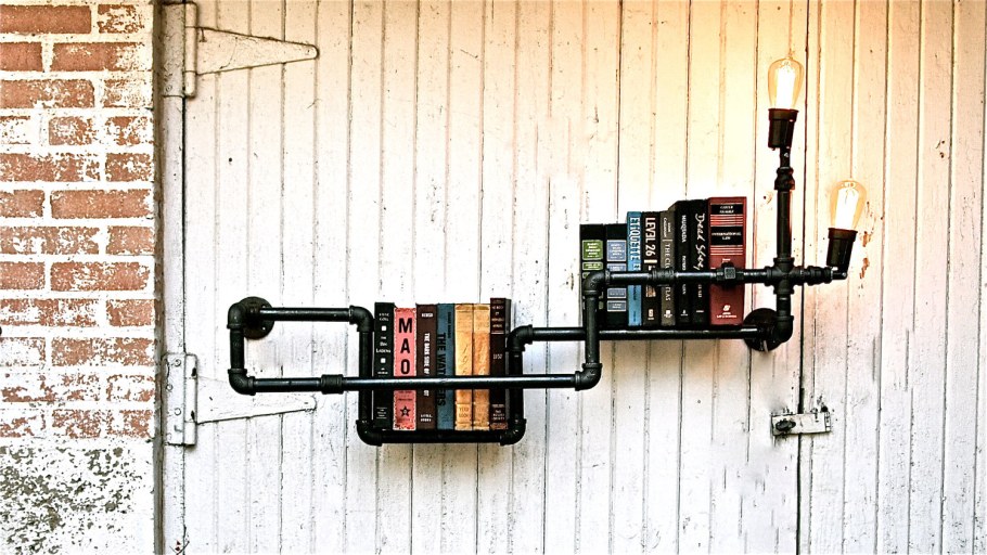 Полки для книг из водопроводных труб