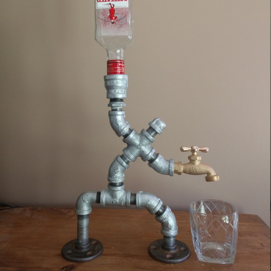 Подставка для бутылки из сантехнических фитингов