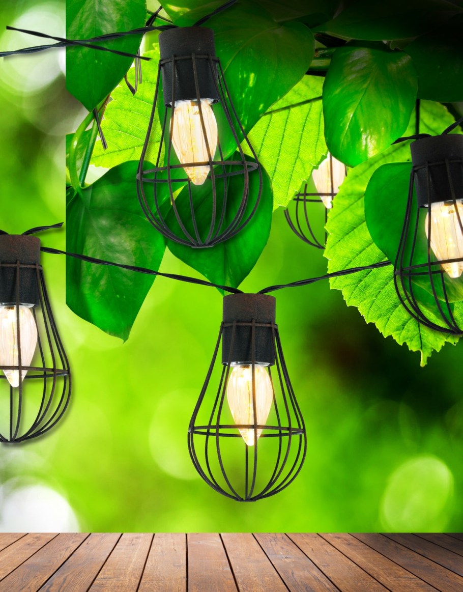 Украшение сада гирляндами на солнечных батареях