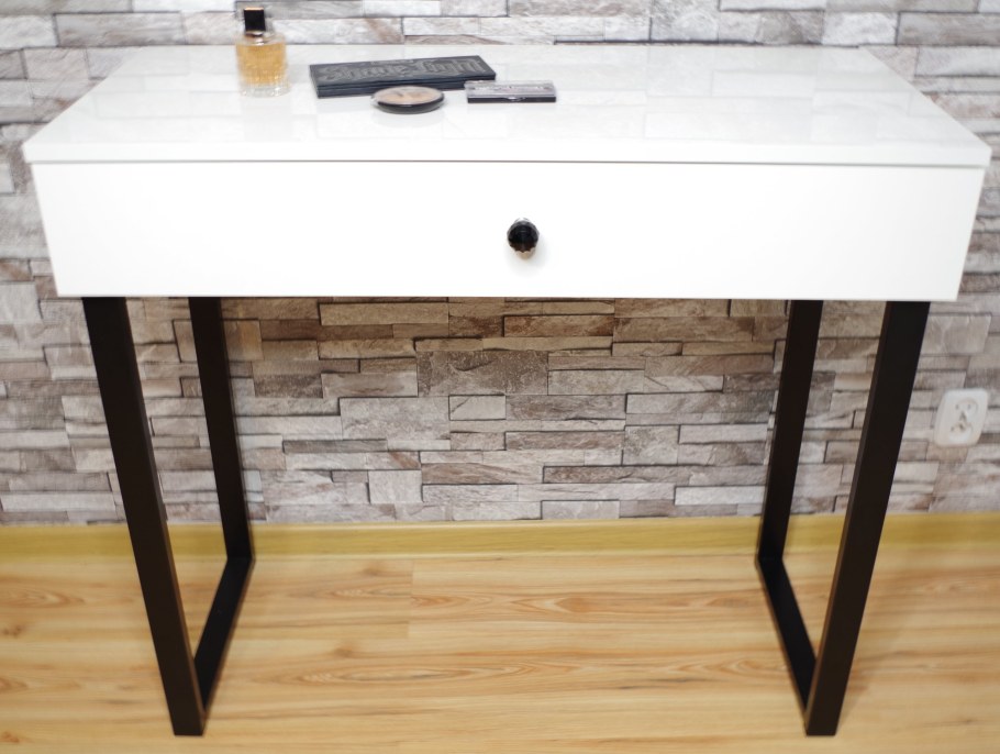 Туалетный столик на металлических ножках