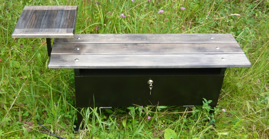 Скамейка с ящиком на кладбище