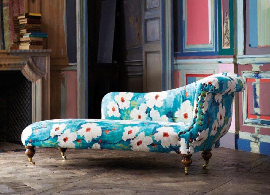 Диван с свободным цветным орнаментом