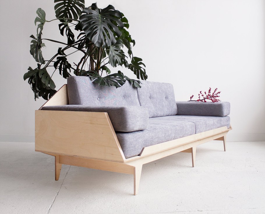Диван из дерева в скандинавском стиле