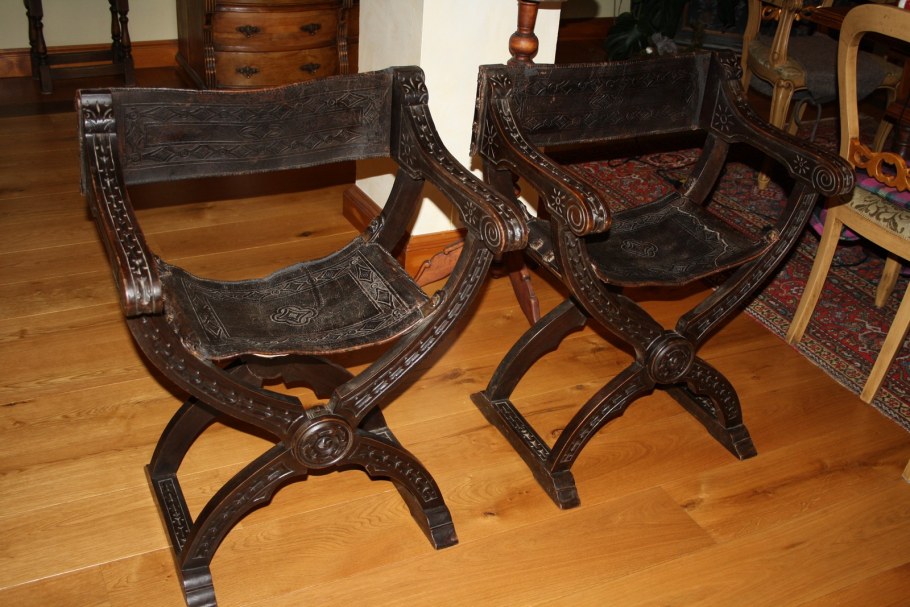 Старинные стулья из дерева