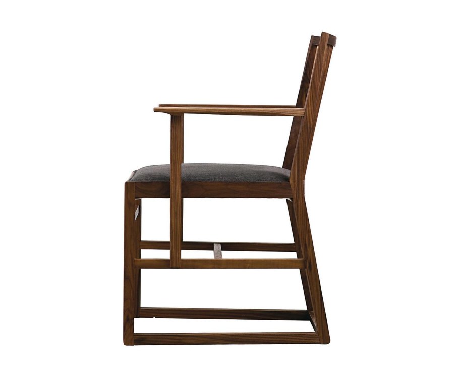 Кресло из дерева с подлокотниками