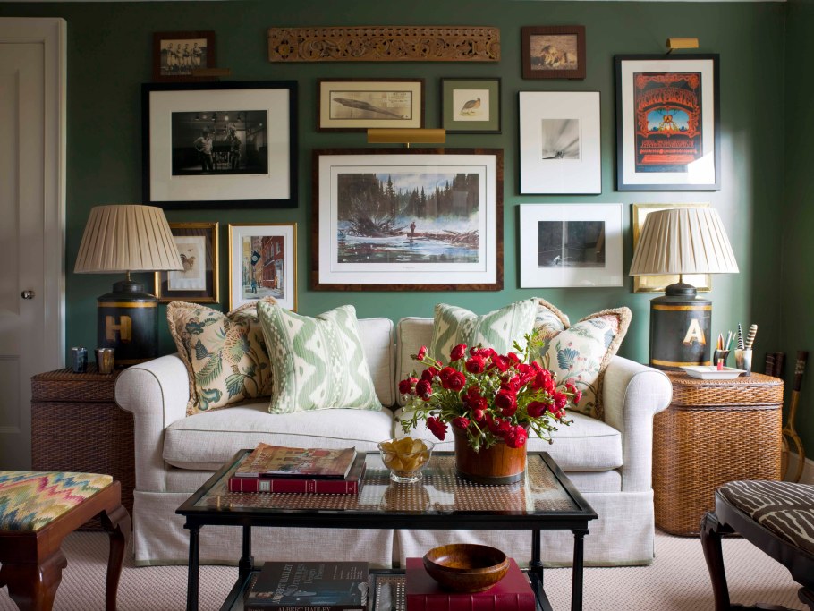 Стена за диваном в гостиной