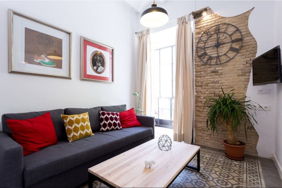 Стена над диваном