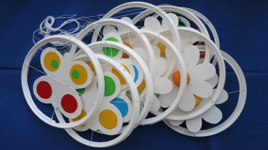 Цветы из майонезных крышек