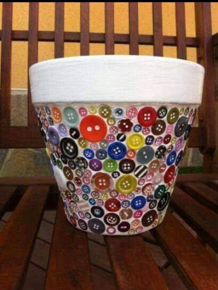 Декор цветочных горшков пуговицами