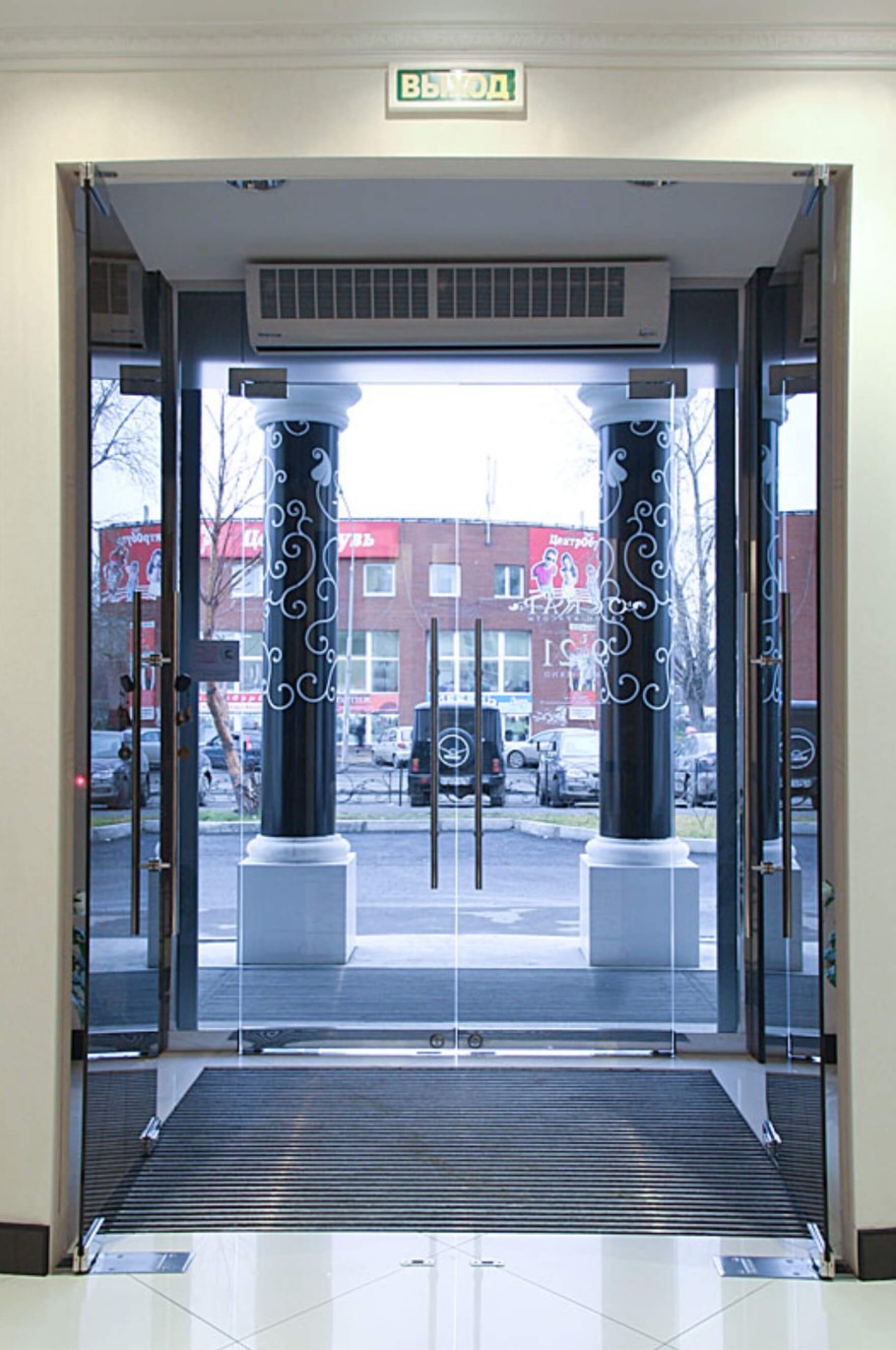 Маятниковые стеклянные двери двухстороннего открывания