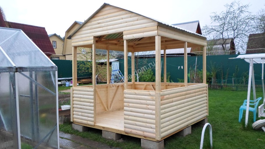 Беседка на маленьком участке
