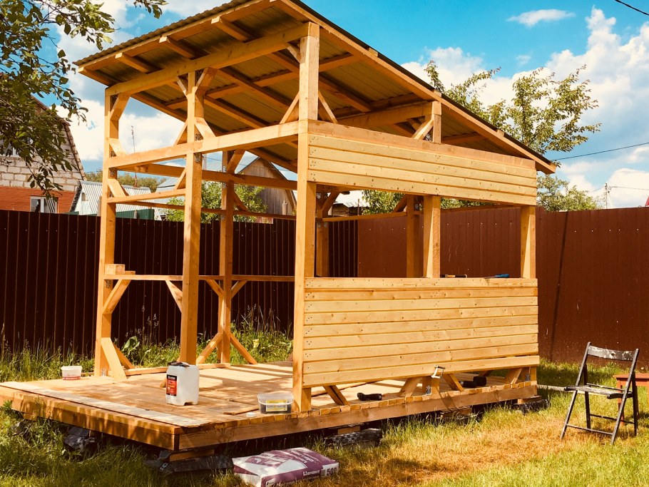 Зона барбекю с перголой