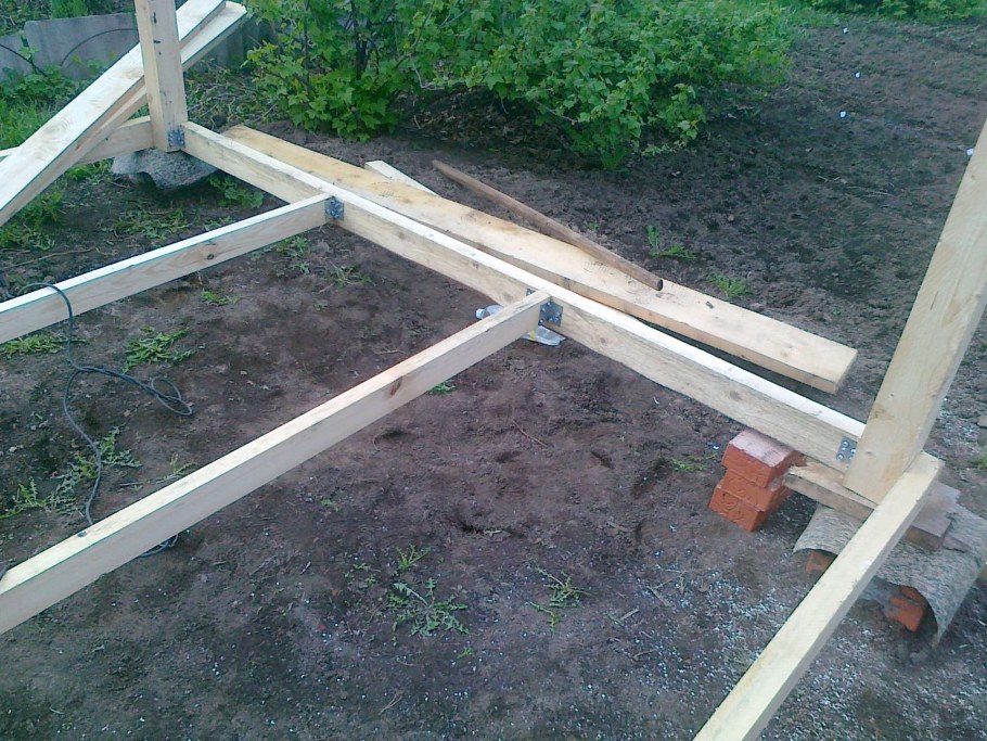 Самодельная деревянная беседка