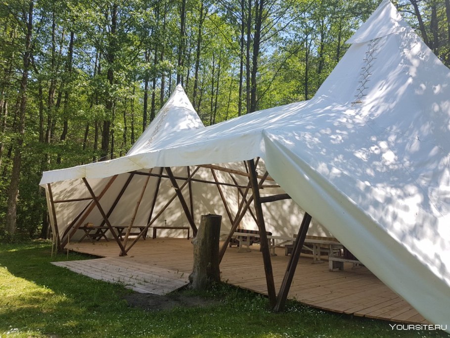 Огромный шатер