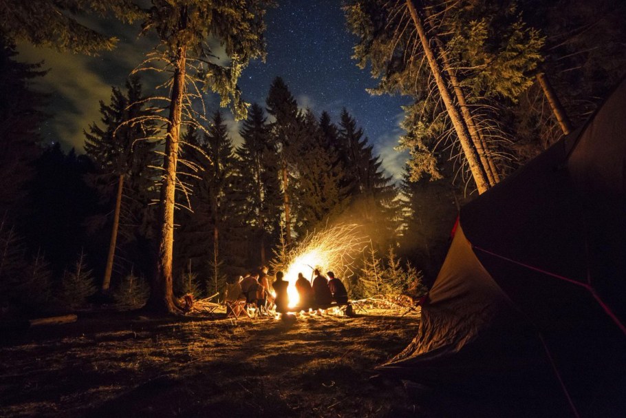 Лес палатка костер