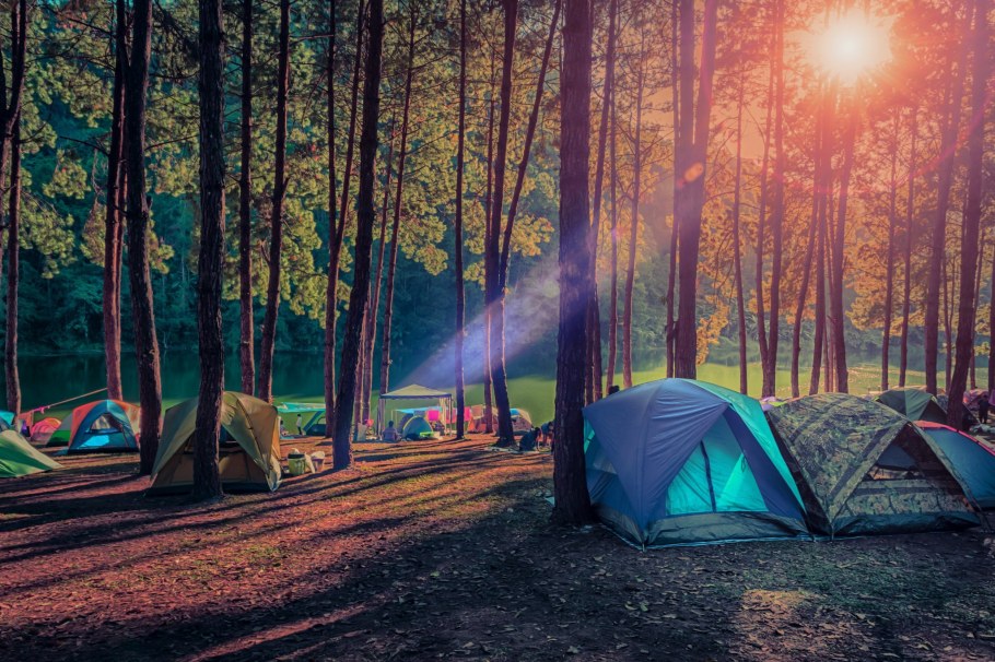Лагерь с палатками