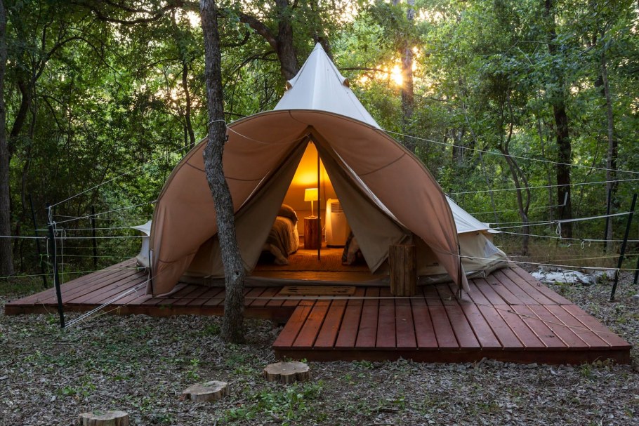 Палатка на деревянном каркасе