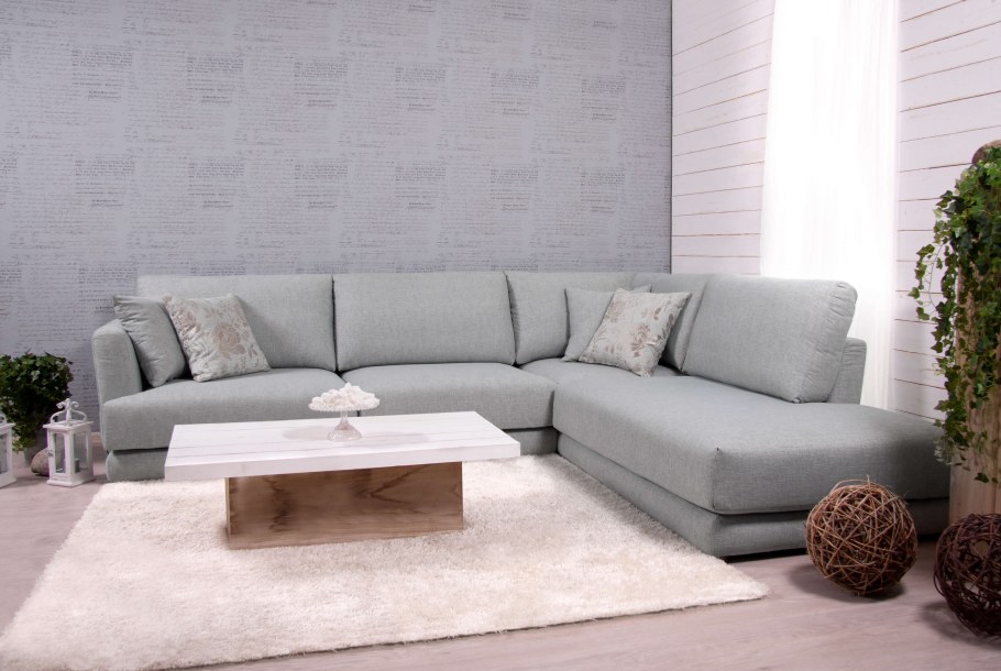 Коричневый диван в скандинавском стиле